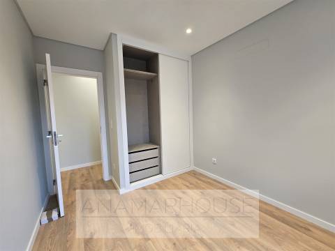 T2 Remodelado com varanda na Mina de Água, Amadora
