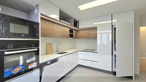 T2 Remodelado com varanda na Mina de Água, Amadora