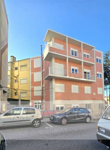 T2 Remodelado com varanda na Mina de Água, Amadora