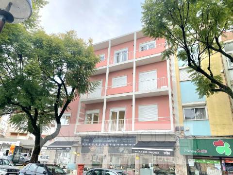 Pastelaria com esplanada junto à estação da Amadora | Investimento Garantido