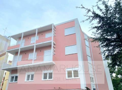 Loja com 2 frentes na Av. Cardoso Lopes | RC + cave | Rendimento assegurado