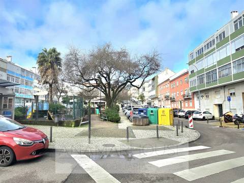 T2 remodelado com dois wcs, próximo á Urbanização do Neudel, Amadora