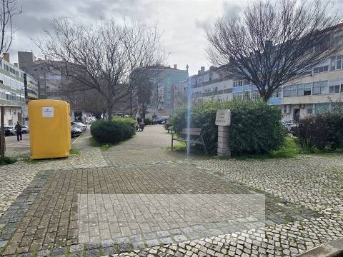 T2 remodelado com dois wcs, próximo á Urbanização do Neudel, Amadora