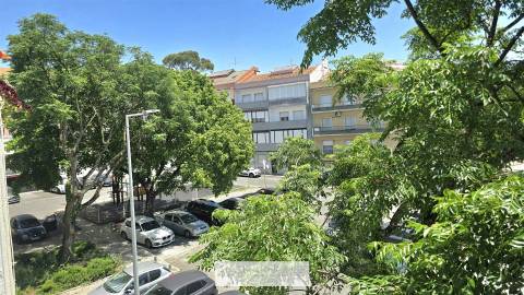 T2 remodelado com dois wcs, próximo á Urbanização do Neudel, Amadora