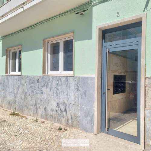 T2 remodelado com dois wcs, próximo á Urbanização do Neudel, Amadora