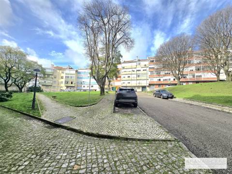 T2 remodelado com dois wcs, próximo á Urbanização do Neudel, Amadora