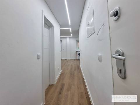 T2 remodelado com dois wcs, próximo á Urbanização do Neudel, Amadora
