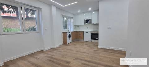 T2 remodelado com dois wcs, próximo á Urbanização do Neudel, Amadora