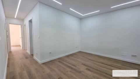 T2 remodelado com dois wcs, próximo á Urbanização do Neudel, Amadora