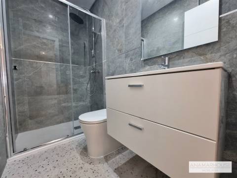 T2 remodelado com dois wcs, próximo á Urbanização do Neudel, Amadora