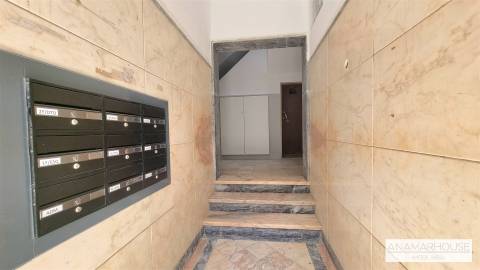 T2 remodelado com dois wcs, próximo á Urbanização do Neudel, Amadora