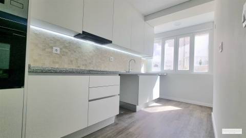 T2 totalmente remodelado na Venteira — luz, conforto e uma localização prática para viver melhor