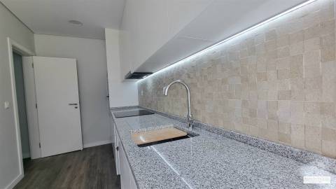 T2 totalmente remodelado na Venteira — luz, conforto e uma localização prática para viver melhor