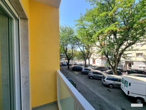 T2 totalmente remodelado na Venteira — luz, conforto e uma localização prática para viver melhor