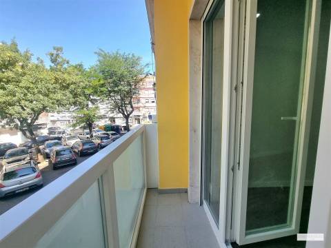 T2 totalmente remodelado na Venteira — luz, conforto e uma localização prática para viver melhor