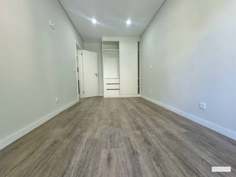 T2 totalmente remodelado na Venteira — luz, conforto e uma localização prática para viver melhor