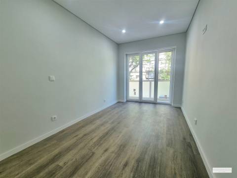 T2 totalmente remodelado na Venteira — luz, conforto e uma localização prática para viver melhor