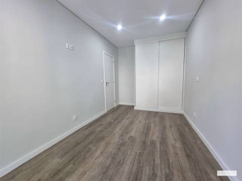 T2 totalmente remodelado na Venteira — luz, conforto e uma localização prática para viver melhor