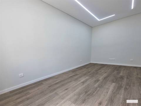 T2 totalmente remodelado na Venteira — luz, conforto e uma localização prática para viver melhor