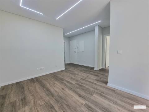 T2 totalmente remodelado na Venteira — luz, conforto e uma localização prática para viver melhor