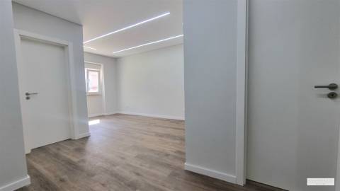 T2 totalmente remodelado na Venteira — luz, conforto e uma localização prática para viver melhor