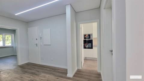 T2 totalmente remodelado na Venteira — luz, conforto e uma localização prática para viver melhor