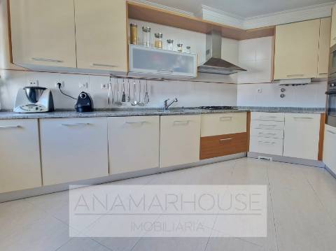 T2 com Box e Arrecadação na Urbanização Alto da Mira, Amadora