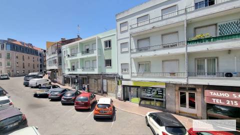 T2 totalmente remodelado com duas varandas num 1 andar, no centro da Venteira, Amadora.