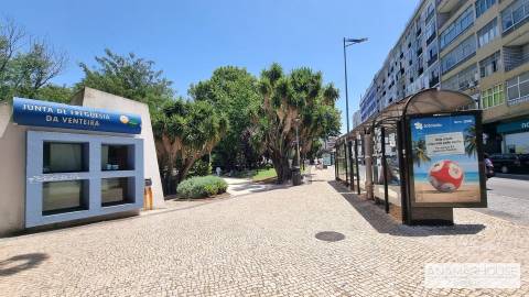 T2 totalmente remodelado com duas varandas num 1 andar, no centro da Venteira, Amadora.
