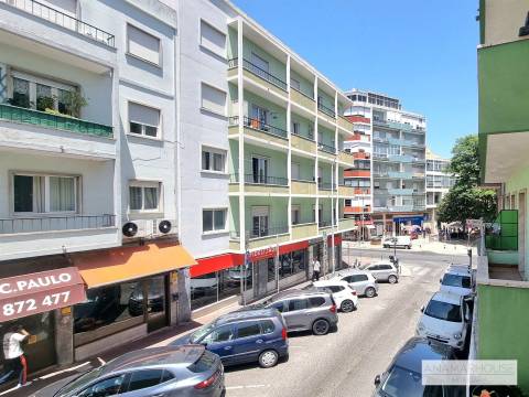 T2 totalmente remodelado com duas varandas num 1 andar, no centro da Venteira, Amadora.