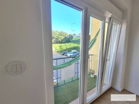 T2 totalmente remodelado com duas varandas num 1 andar, no centro da Venteira, Amadora.