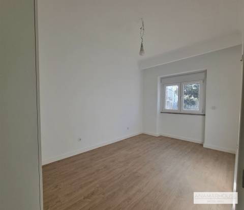 T2 totalmente remodelado com duas varandas num 1 andar, no centro da Venteira, Amadora.
