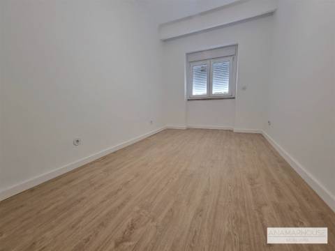 T2 totalmente remodelado com duas varandas num 1 andar, no centro da Venteira, Amadora.