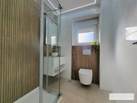 T2 totalmente remodelado com duas varandas num 1 andar, no centro da Venteira, Amadora.