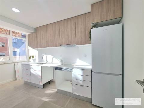 T2 totalmente remodelado com duas varandas num 1 andar, no centro da Venteira, Amadora.