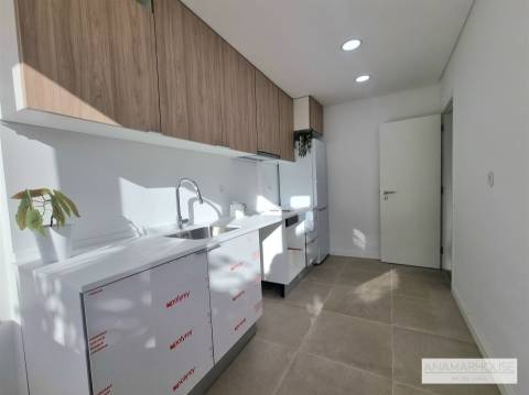 T2 totalmente remodelado com duas varandas num 1 andar, no centro da Venteira, Amadora.