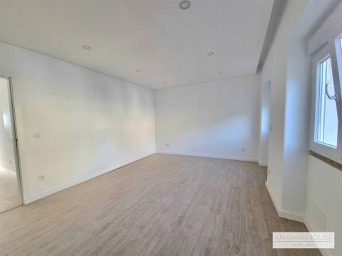 T2 totalmente remodelado com duas varandas num 1 andar, no centro da Venteira, Amadora.