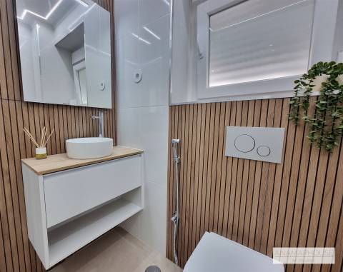 T2 totalmente remodelado com duas varandas num 1 andar, no centro da Venteira, Amadora.