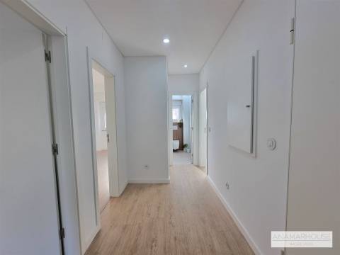 T2 totalmente remodelado com duas varandas num 1 andar, no centro da Venteira, Amadora.