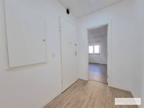 T2 totalmente remodelado com duas varandas num 1 andar, no centro da Venteira, Amadora.