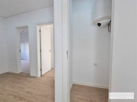 T2 totalmente remodelado com duas varandas num 1 andar, no centro da Venteira, Amadora.