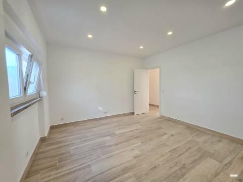 T2 Renovado com Suíte e Terraço de 22 m² em Belas