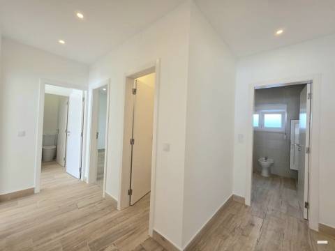 T2 Renovado com Suíte e Terraço de 22 m² em Belas