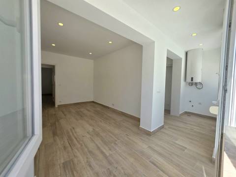 T2 Renovado com Suíte e Terraço de 22 m² em Belas