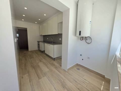T2 Renovado com Suíte e Terraço de 22 m² em Belas