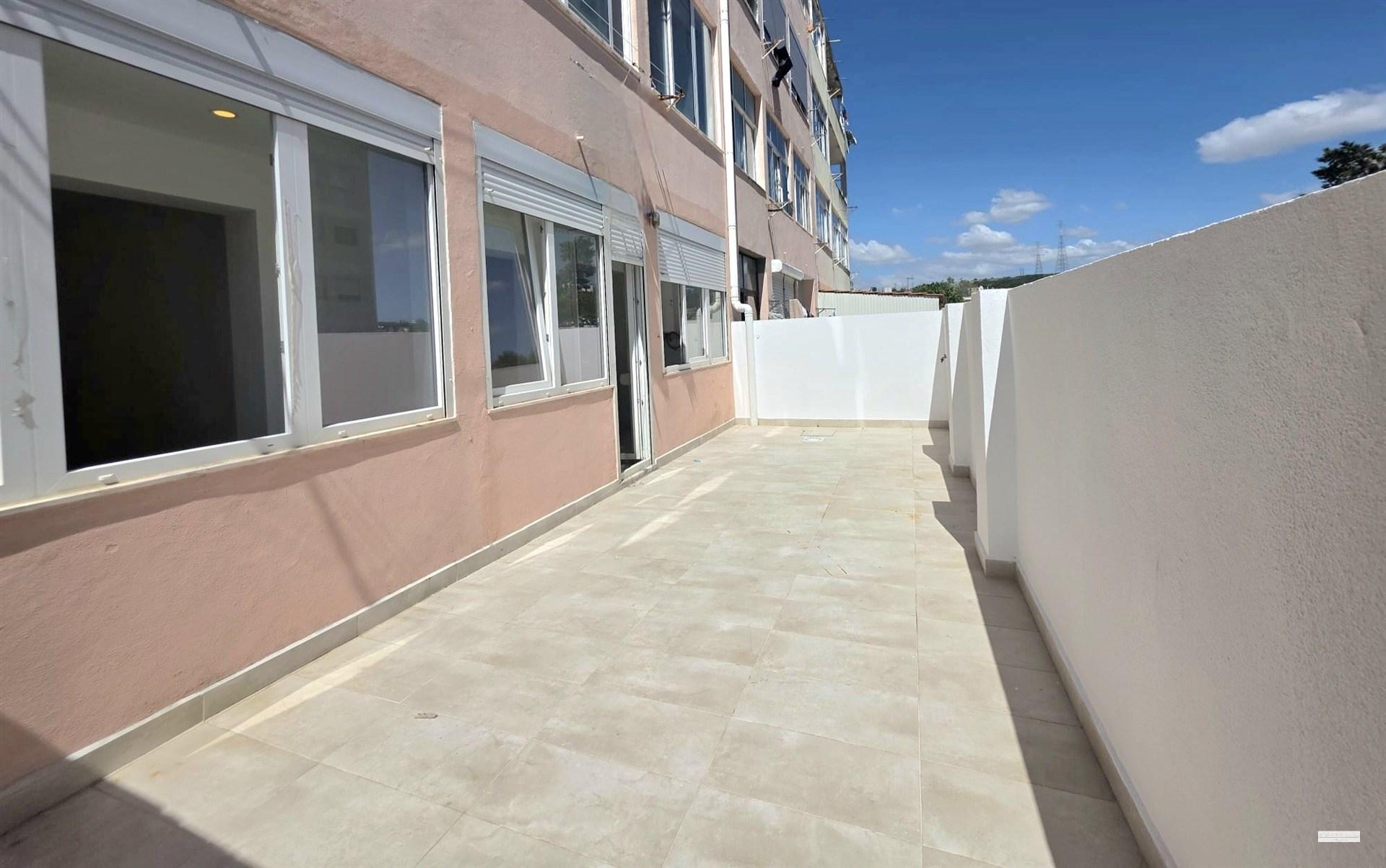 T2 Renovado com Suíte e Terraço de 22 m² em Belas