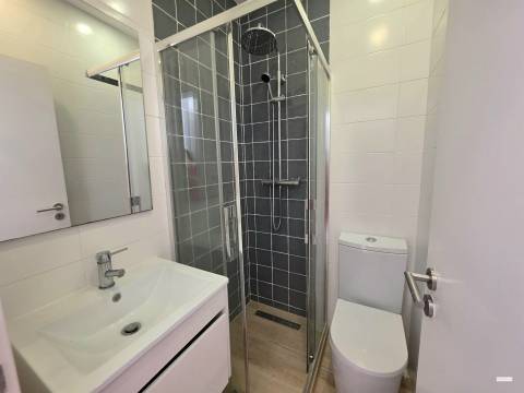 T2 Renovado com Suíte e Terraço de 22 m² em Belas
