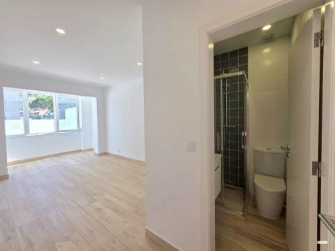 T2 Renovado com Suíte e Terraço de 22 m² em Belas