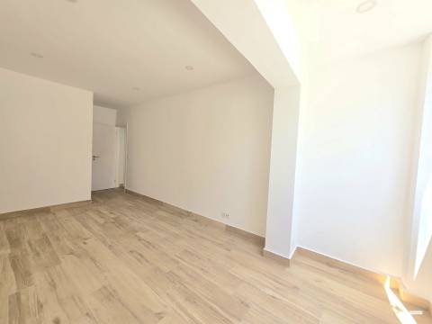 T2 Renovado com Suíte e Terraço de 22 m² em Belas
