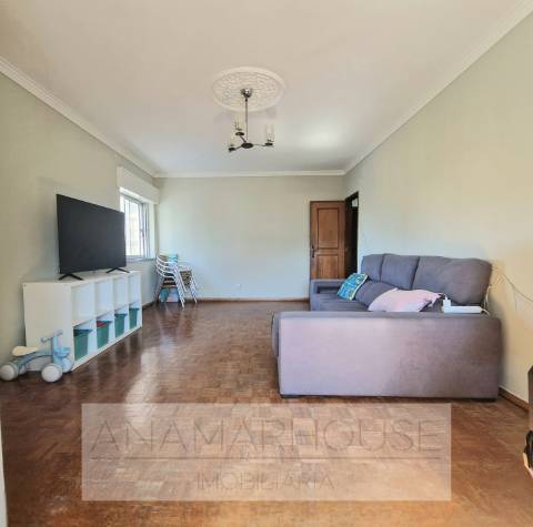T2 com 80m² e 2 Varandas na Av. do Brasil | Junto ao Metro e Comboio | Amadora